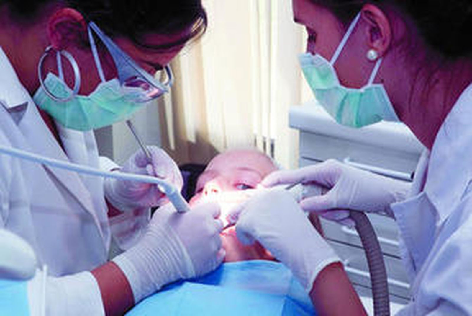Una niña bielorrusa durante su visita al dentista en la Facultad de Odontología