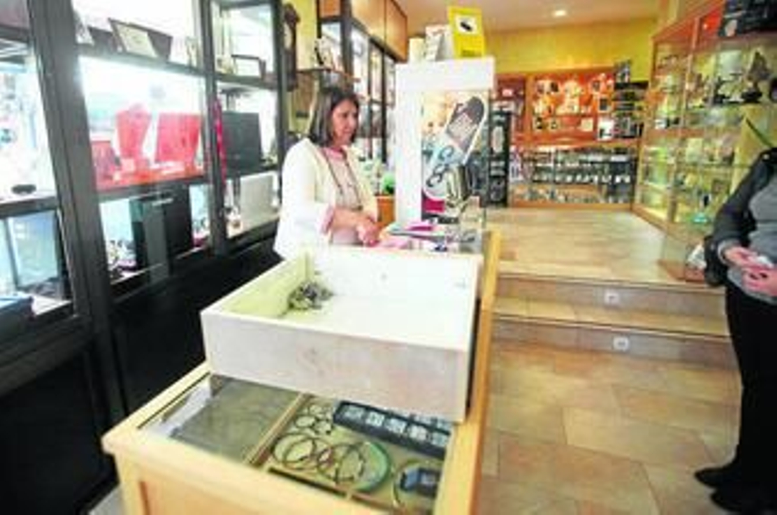 Imagen del interior de la joyería con el cajón inspeccionado por la Policía Científica, ayer.