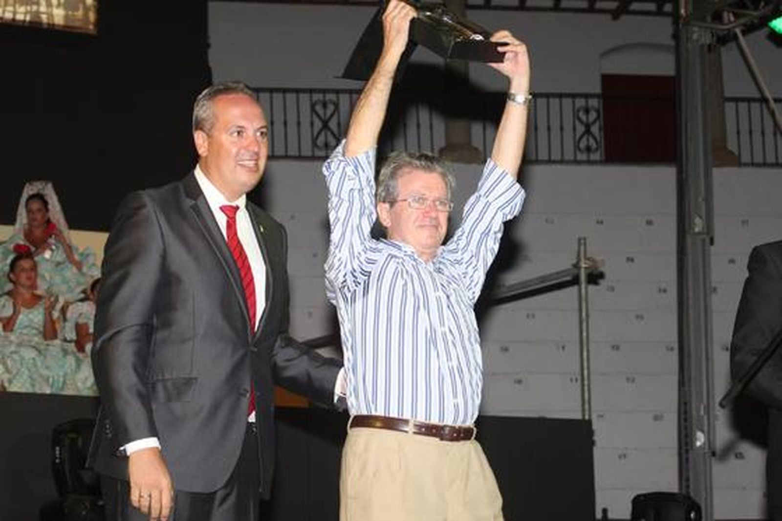 El acto de coronación de las reinas infantil y juvenil precedió al pregón a cargo del escritor Francisco Muñoz. 

Foto: Paco Guerrero