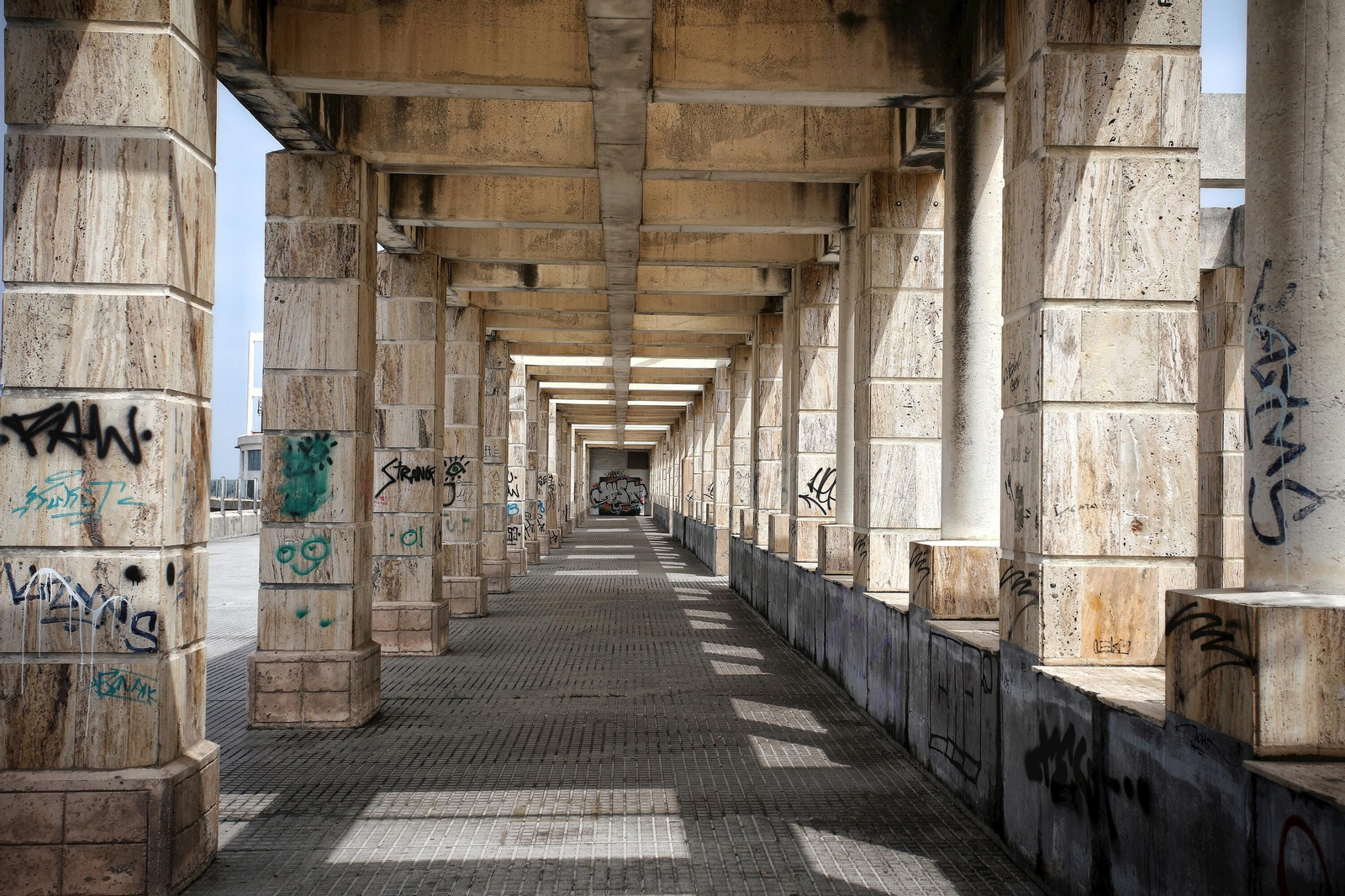 El Paseo, sucio y lleno de pintadas.