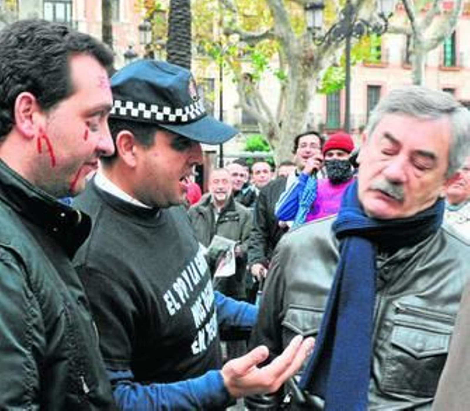 El edil Demetrio Cabello, ayer con los sindicalistas de la Policía Local.