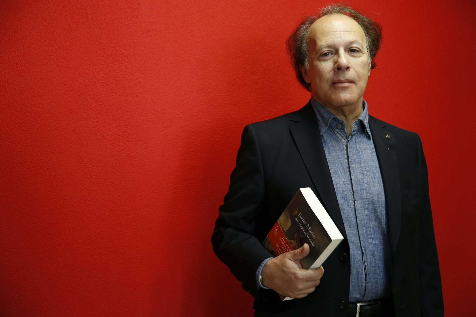 Javier Marías, con su anterior novela.