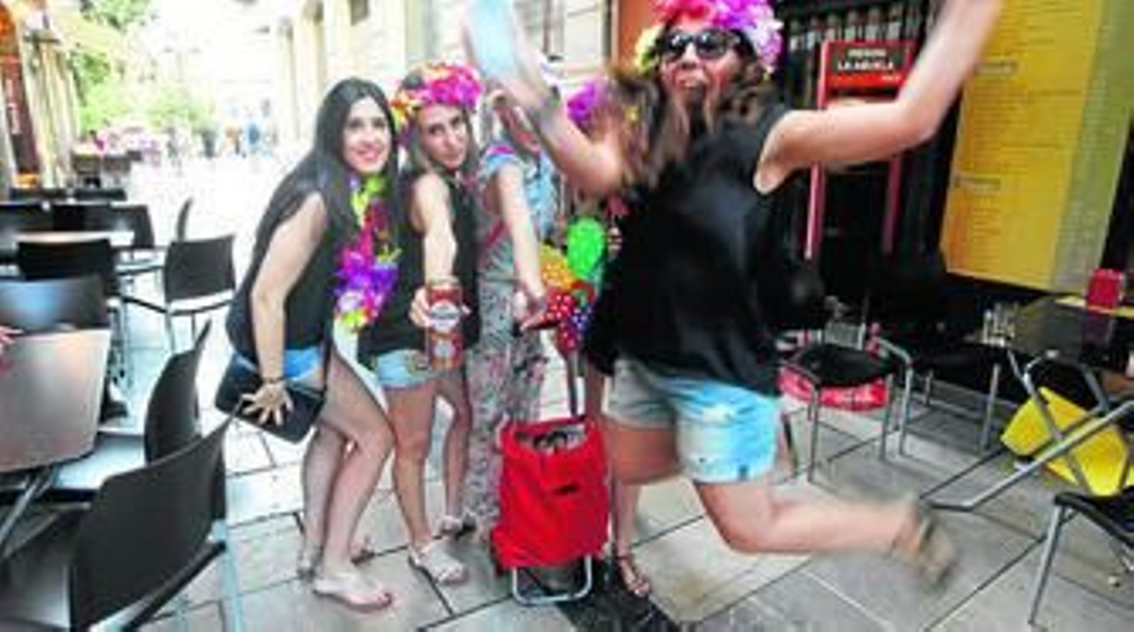 Los grupos de despedidas son habituales los fines de semana en el centro de Granada.