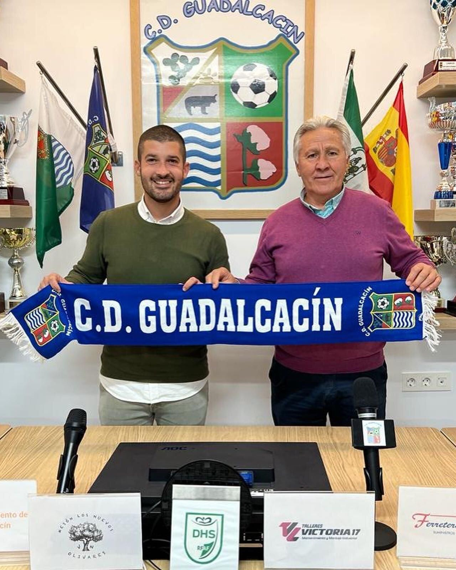 Paco Ávila posa con la bufanda del Guada en su presentación junto a Paco Navarro. Paco Ávila posa con la bufanda del Guada en su presentación junto a Paco Navarro.