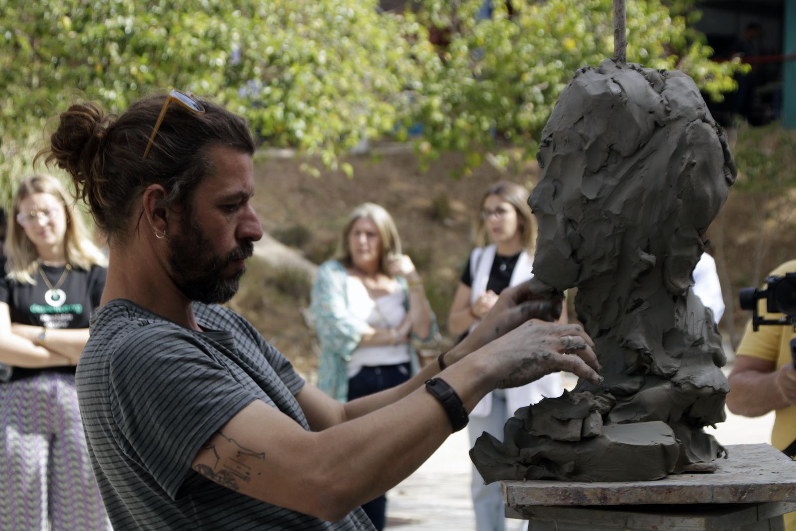 Modelado del escultor Martín Lagares con motivo de la II Feria del Emprendimiento en imágenes