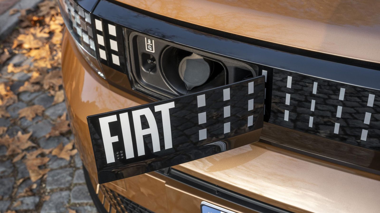 En la zona delantera se encuentra uno de los puntos de carga del Grande Panda con sistema de propulsión eléctrico.