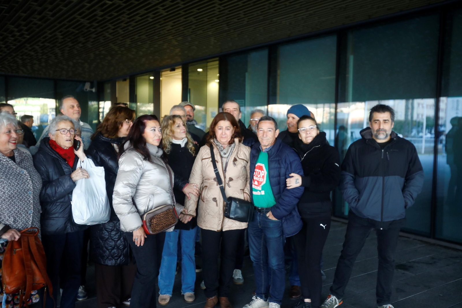 Toñi Morales (de beige en el centro), acompañada por miembros de la Plataforma 15M Stop Desahucios.