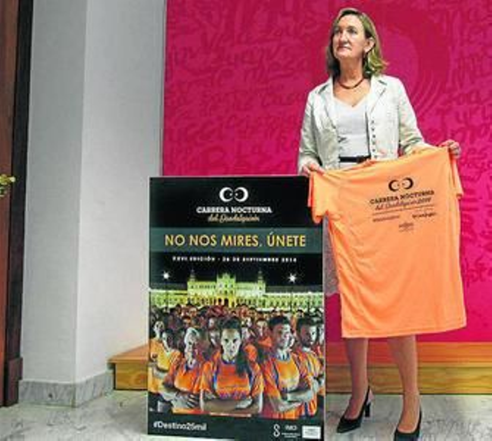 María del Mar Sánchez Estrella posa junto al cartel promocional de la prueba.