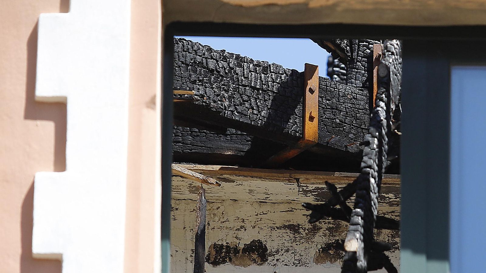 Aspecto de una de las vigas calcinadas.