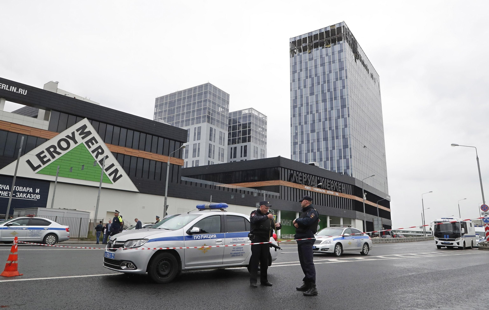 Policías rusos permanecen en guardia cerca de un edificio atacado con drones en Moscú.