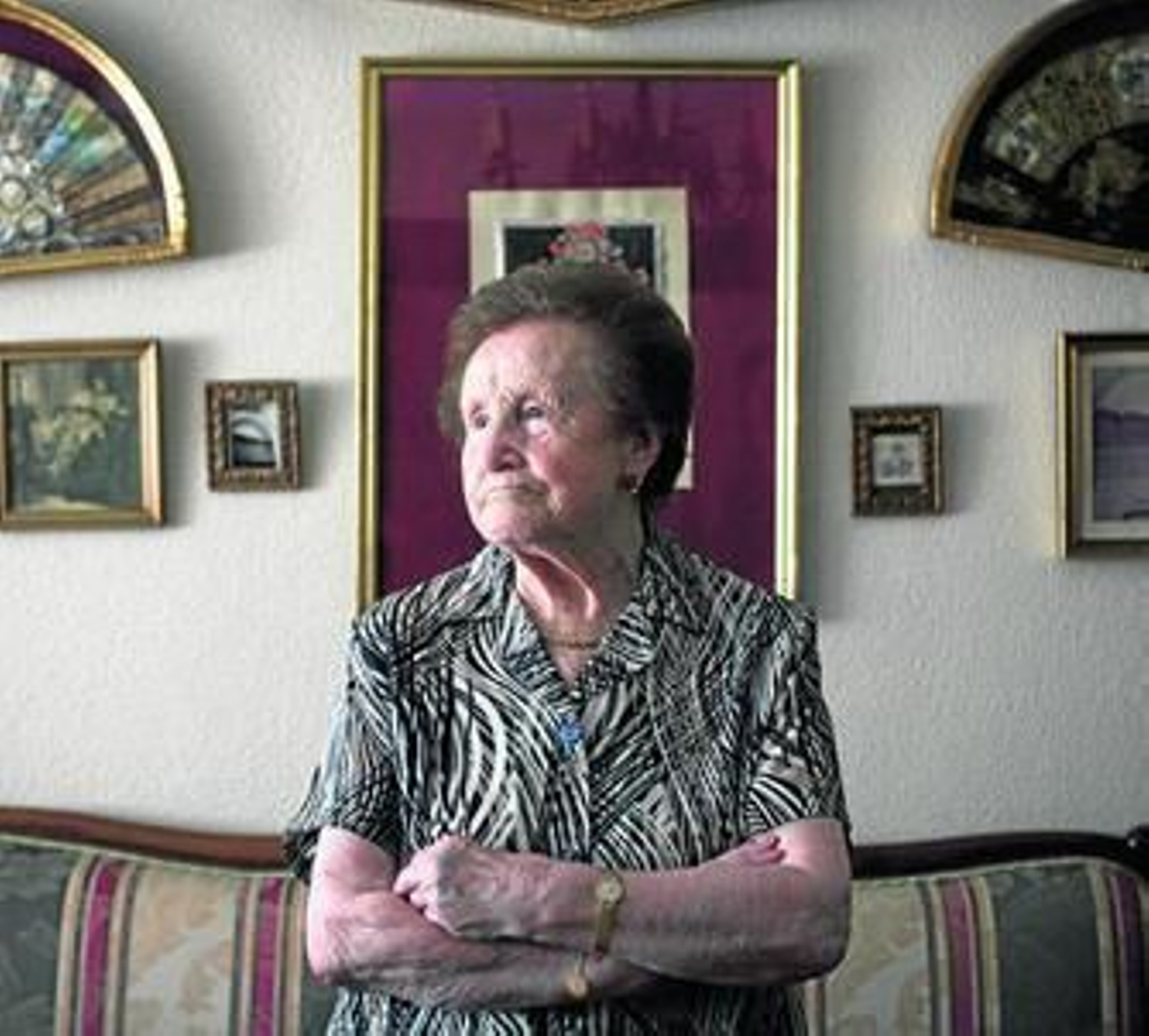 La profesora María Adela Gayoso, en su domicilio, el pasado miércoles, día en el que cumplió cien años.