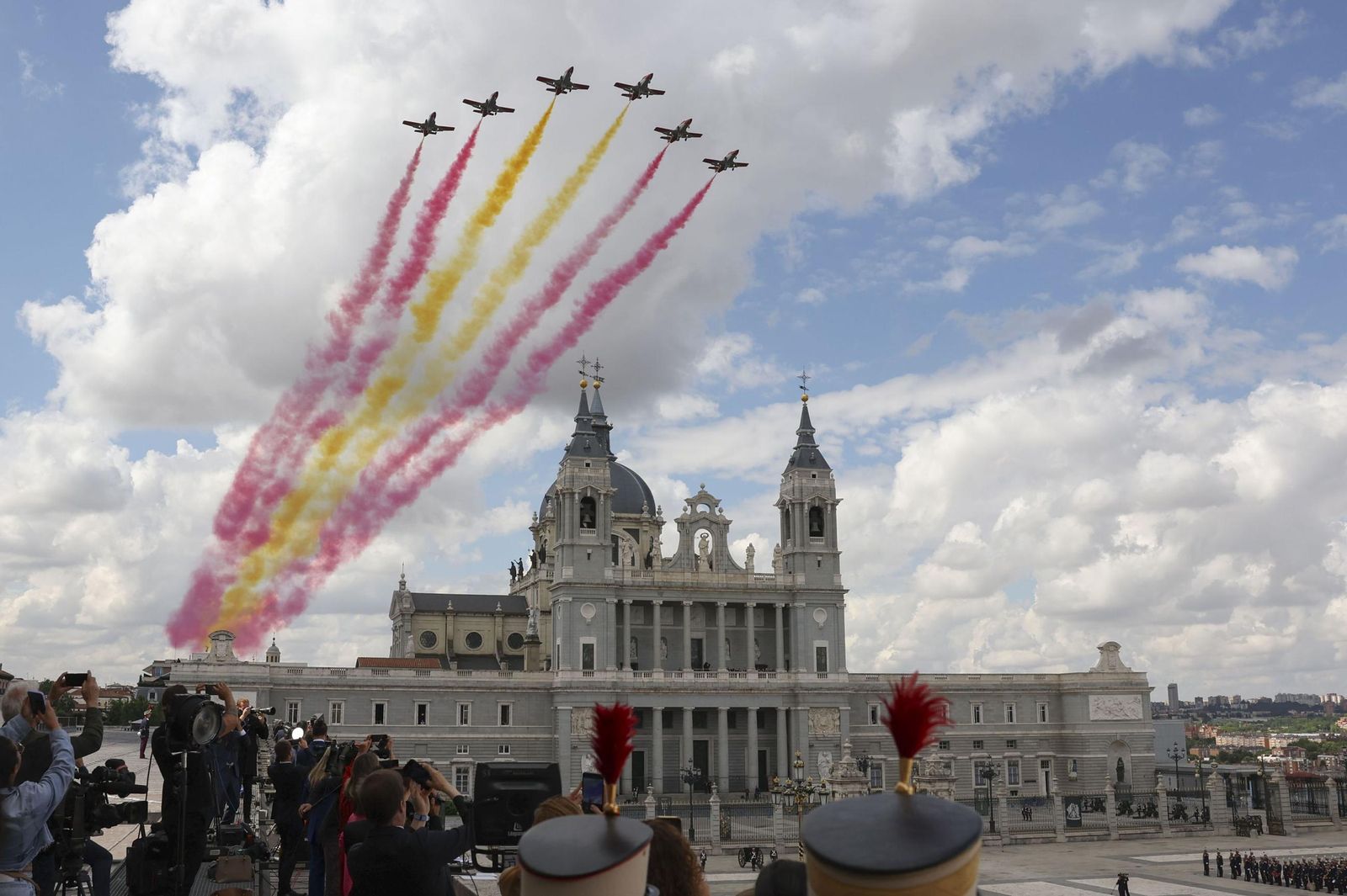Espectaculares fotos de las acrobacias de la Patrulla Águila: cuatro décadas surcando los cielos