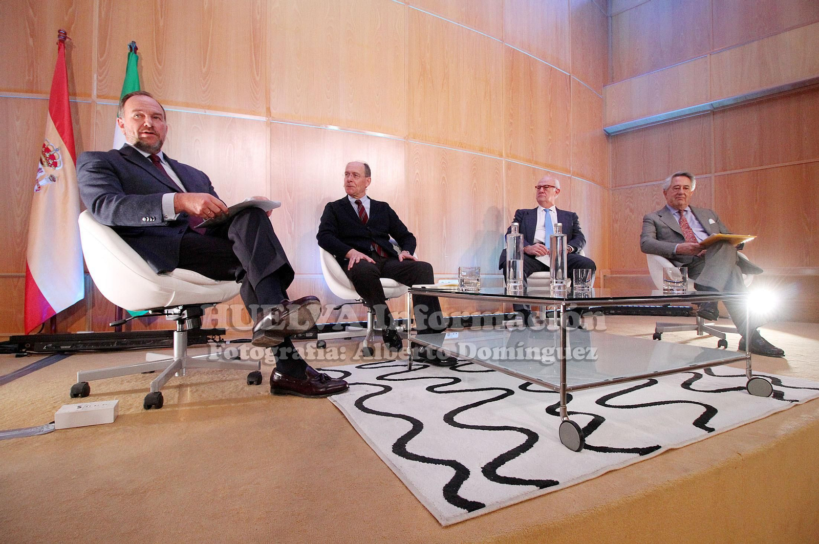 Mesa redonda en la FOE sobre retos y oportunidades de la transición energética, en imágenes