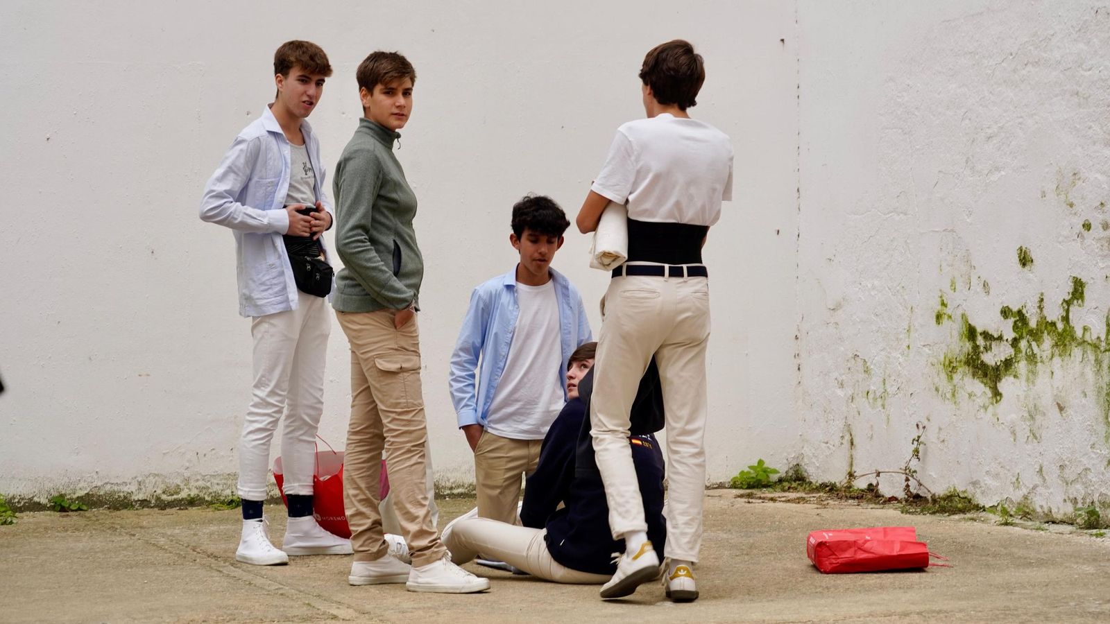 Costaleros preparando la ropa antes de la salida