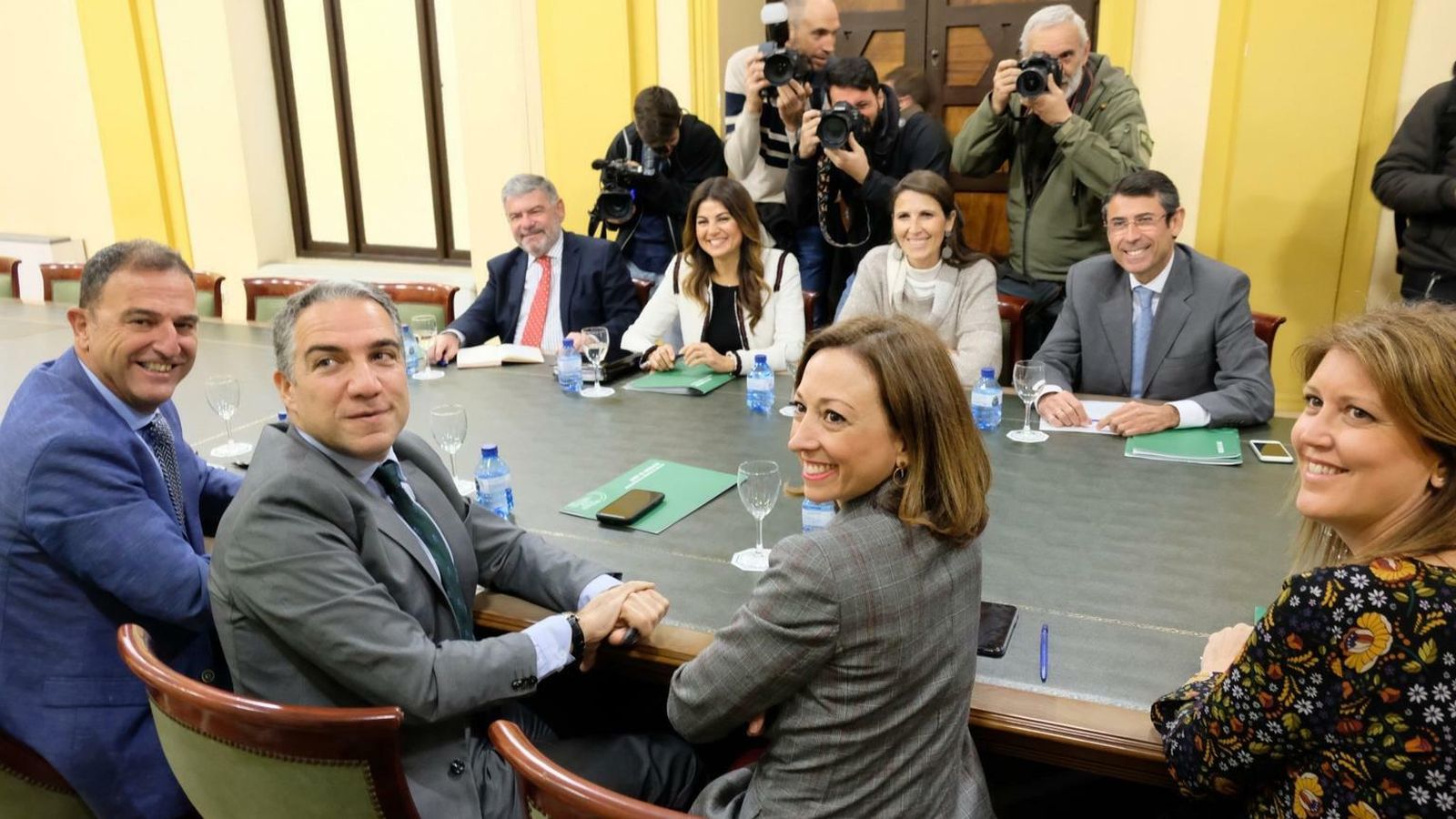 Miguel Guijarro, al fondo a la izquierda con corbata naranja, en una reunión de todos los delegados