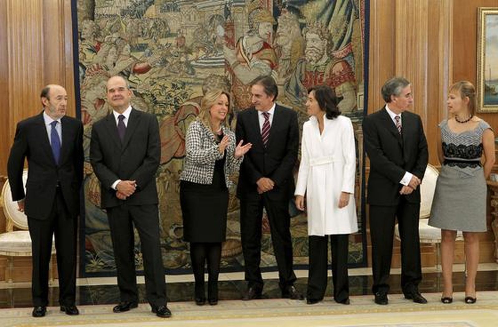 El vicepresidente primero y ministro del Interior Alfredo Pérez Rubalcaba, el vicepresidente tercero y ministro de Política Territorial Manuel Chaves, la ministra de Exteriores Trinidad Jiménez, el ministro de Trabajo Valeriano Gómez, la ministra de Medio Ambiente, Rural y Marino Rosa Aguilar, el ministro de Presidencia Ramón Jáuregui y la ministra de Sanidad Leire Pajín. 

Foto: Efe