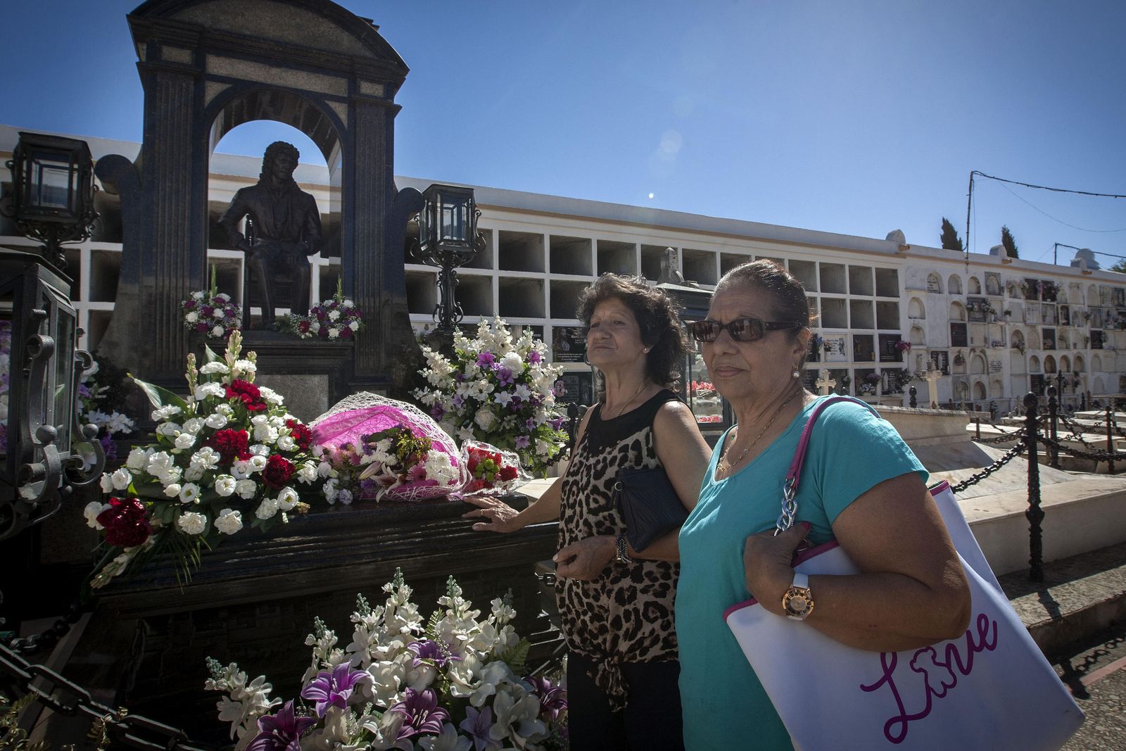 Las hermanas de Camarón, Isabel y Remedios, ayer, delante del mausoleo que el cantaor tiene en el cementerio isleño.