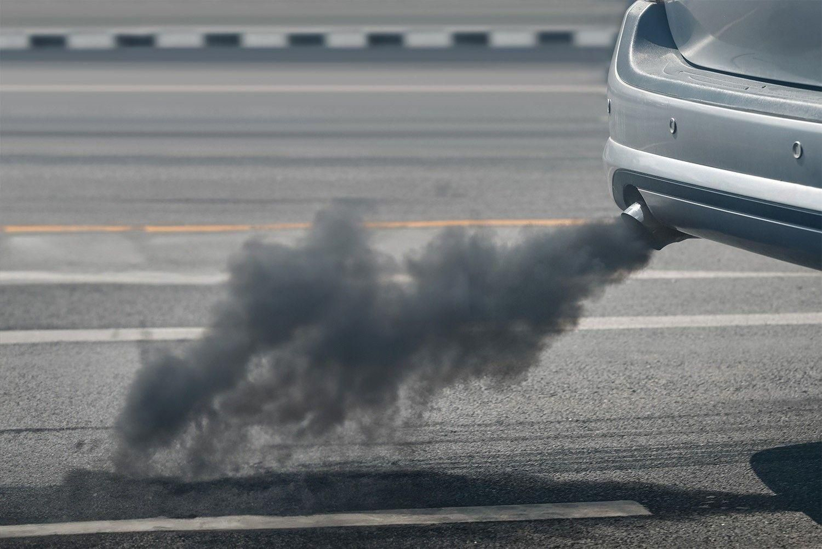 Un vehículo expulsando humo negro. Un vehículo expulsando humo negro.