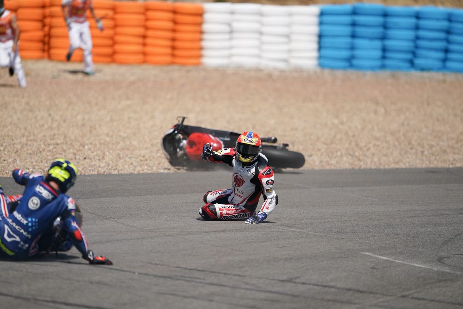 Una caída de dos pilotos en la primera de las curvas del Circuito de Jerez.