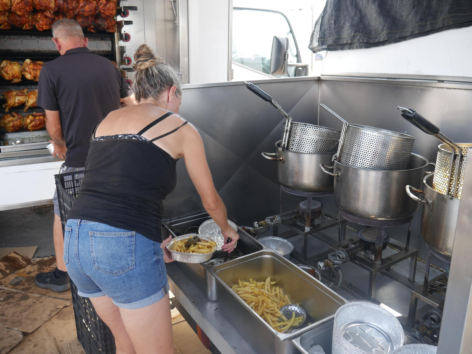 Así es la venta de pollos asados en los negocios ambulantes de Almería