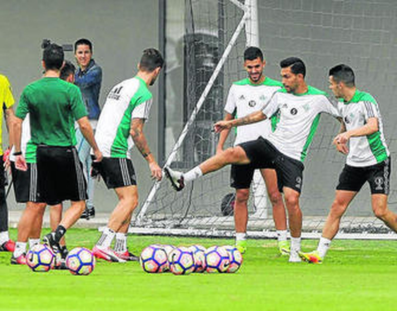 Dani Ceballos, tras Petros, en un rondo de entrenamiento.