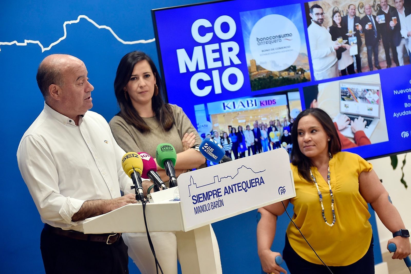 Manuel Barón durante la rueda de prensa acompañado por parte de su equipo.