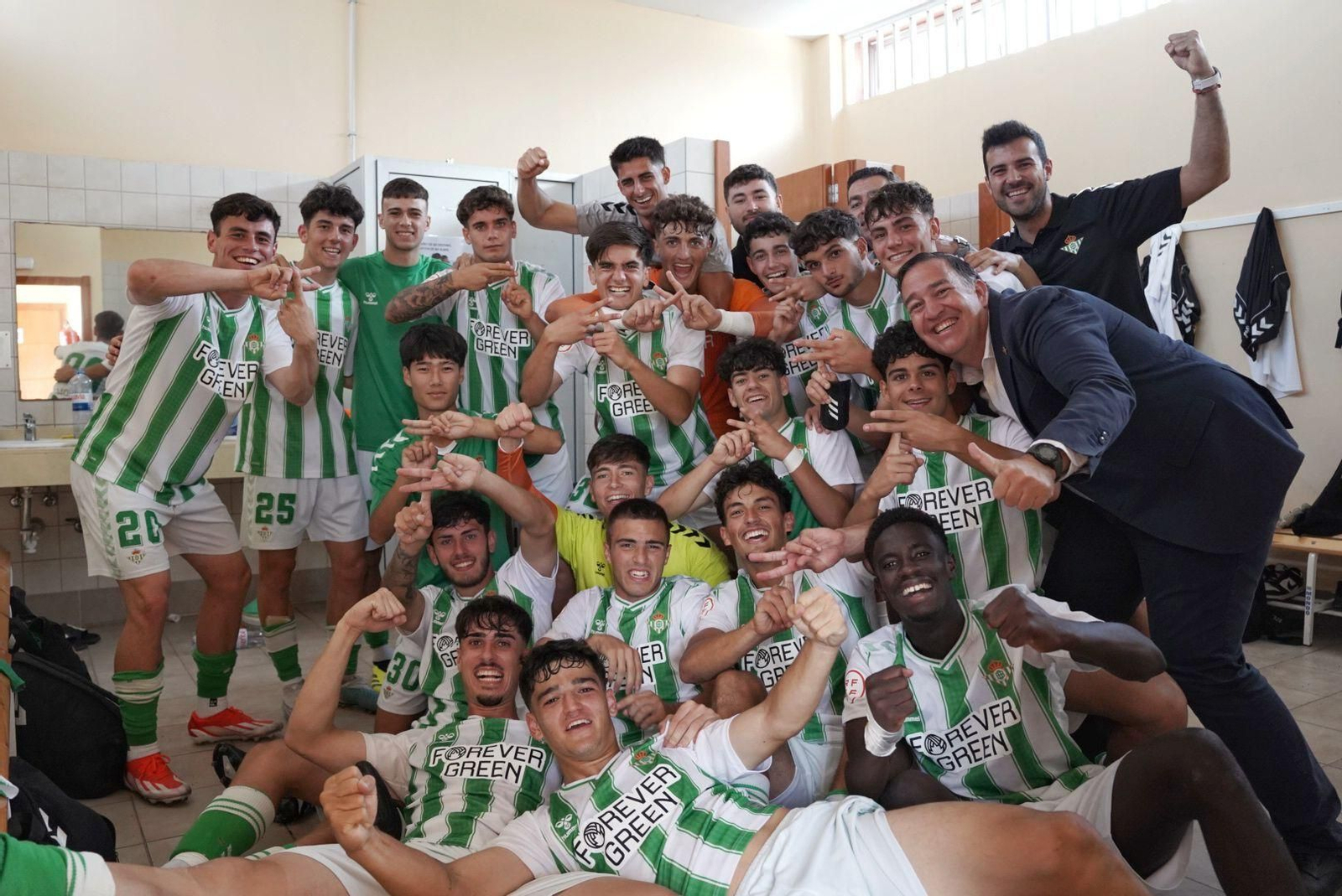 Los jugadores del Betis celebran el triunfo en el vestuario.