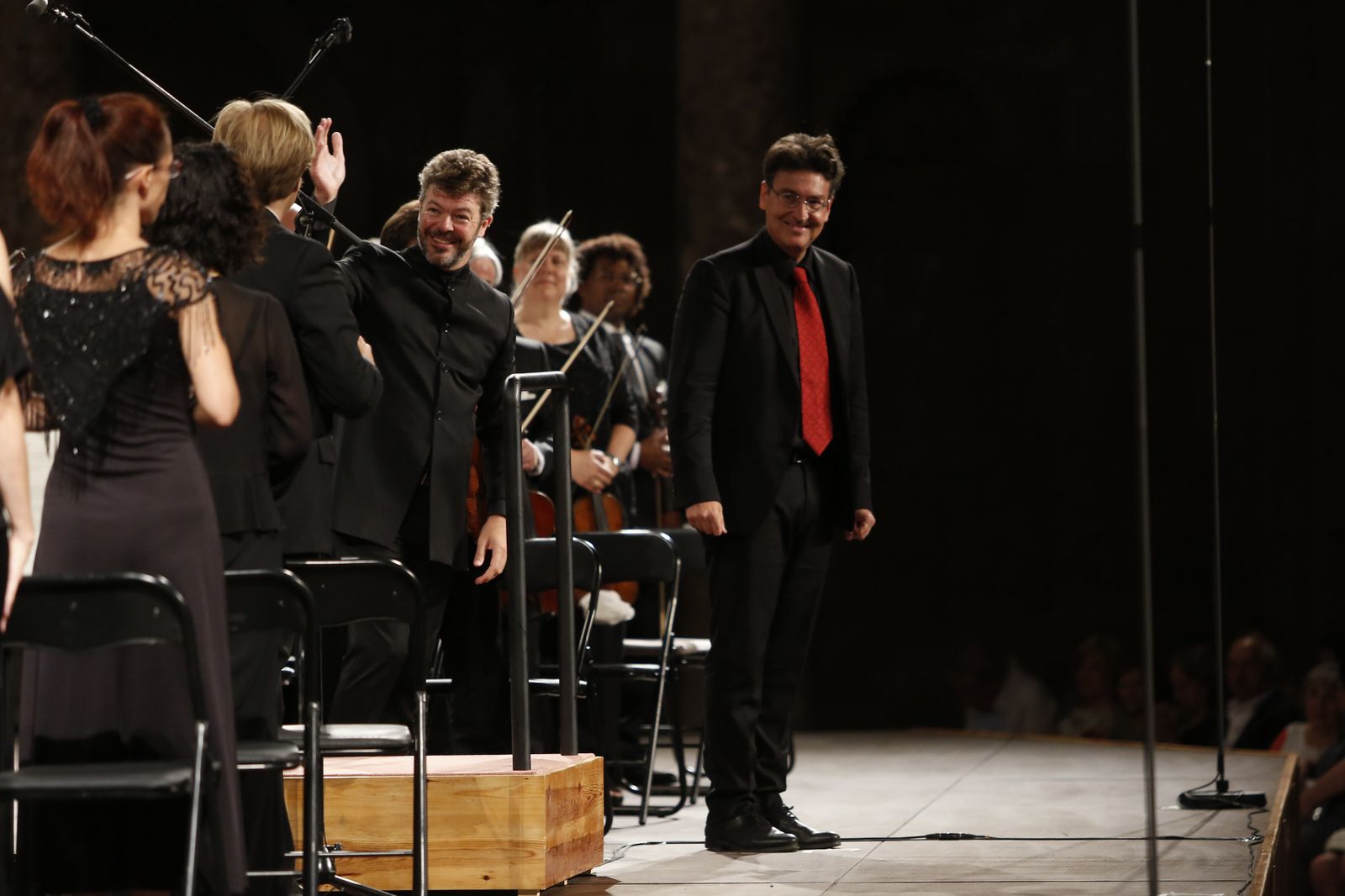 Heras-Casado y Sánchez-Verdú, con la corbata roja, saludan al público.