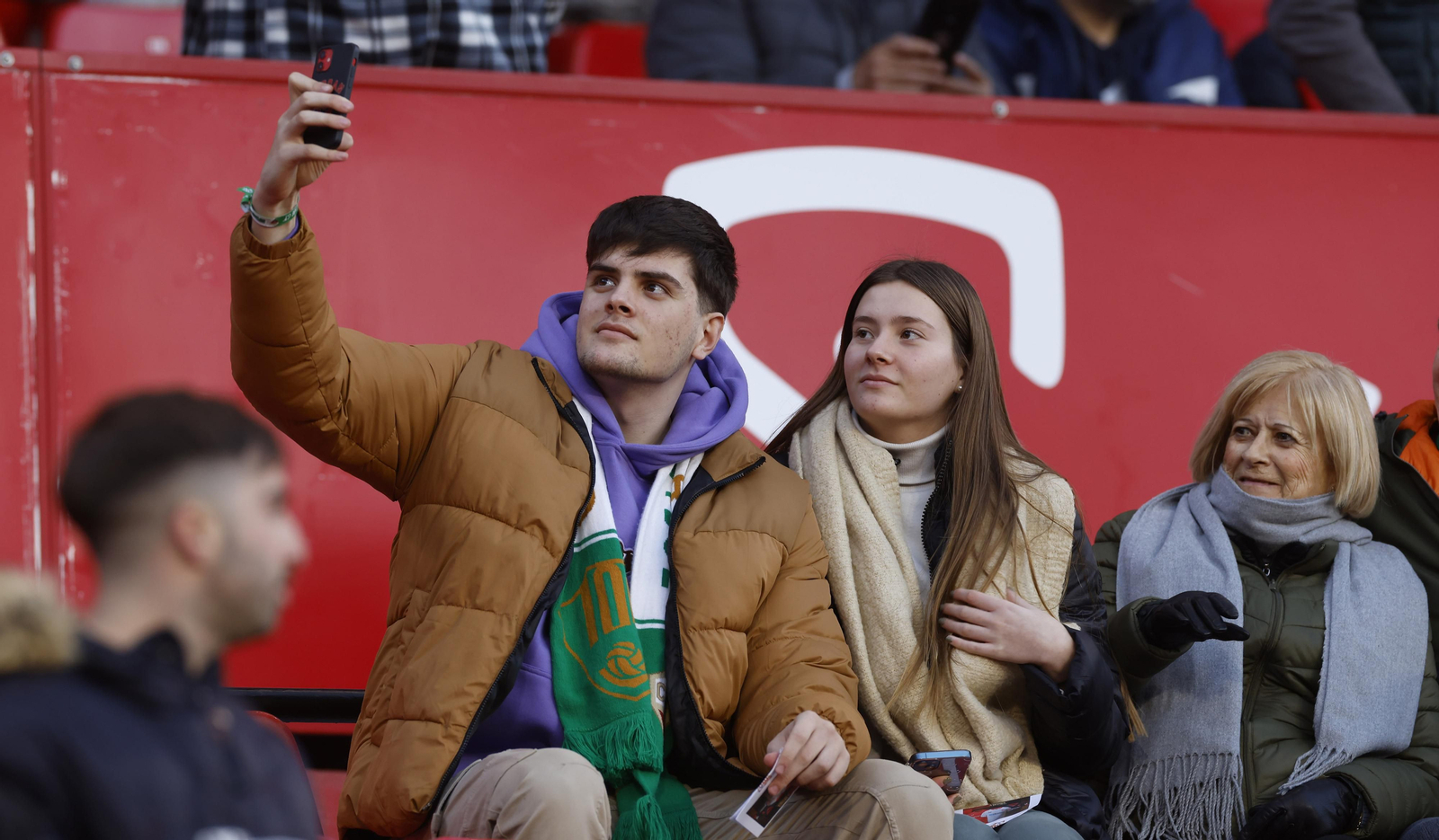 Búscate en las fotos del Sevilla-Elche