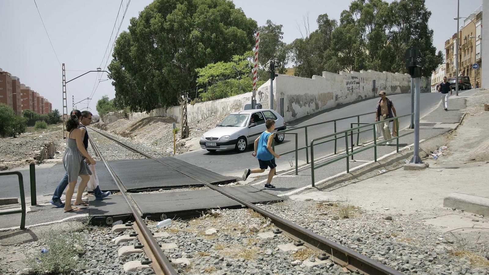 El antiguo paso a nivel que partía el barrio.
