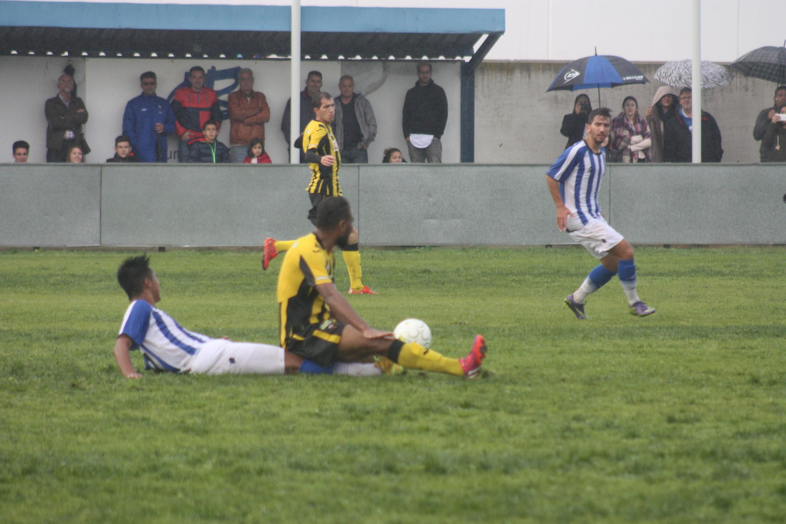 Al sanroquista Ekedo -con el balón en su pierna- le cayeron cuatro partidos.