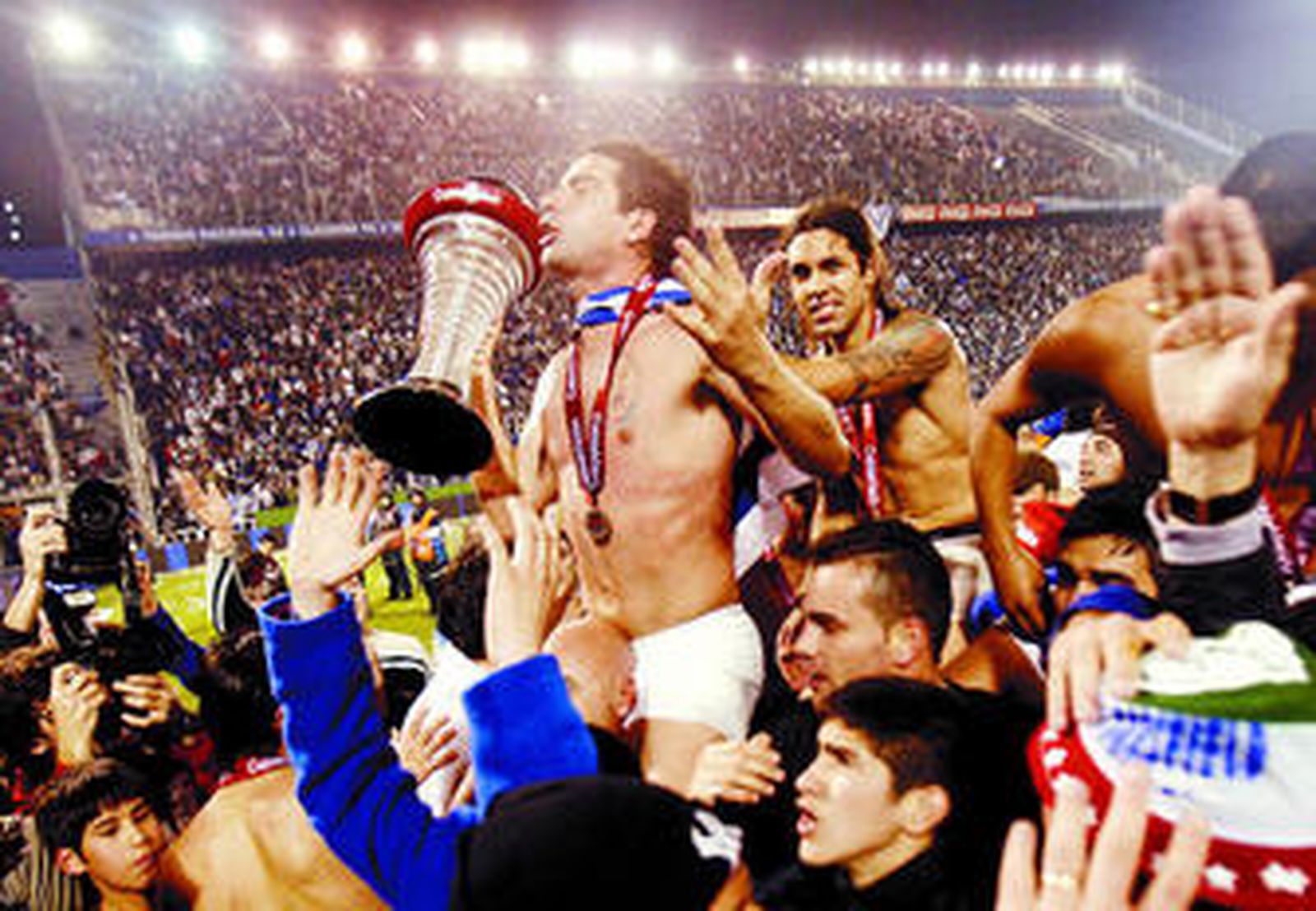 Los jugadores y los aficionados de Vélez Sarsfield celebran su título en el Torneo Clausura tras ganar a Huracán.
