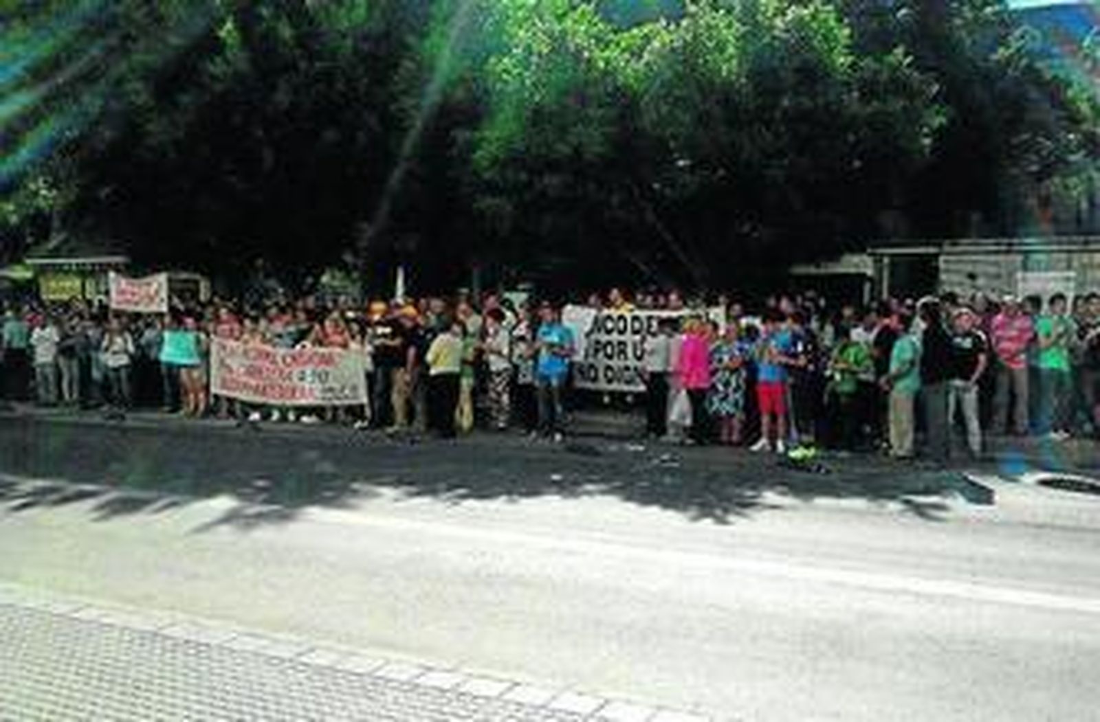 Los vecinos, ayer, durante la protesta.