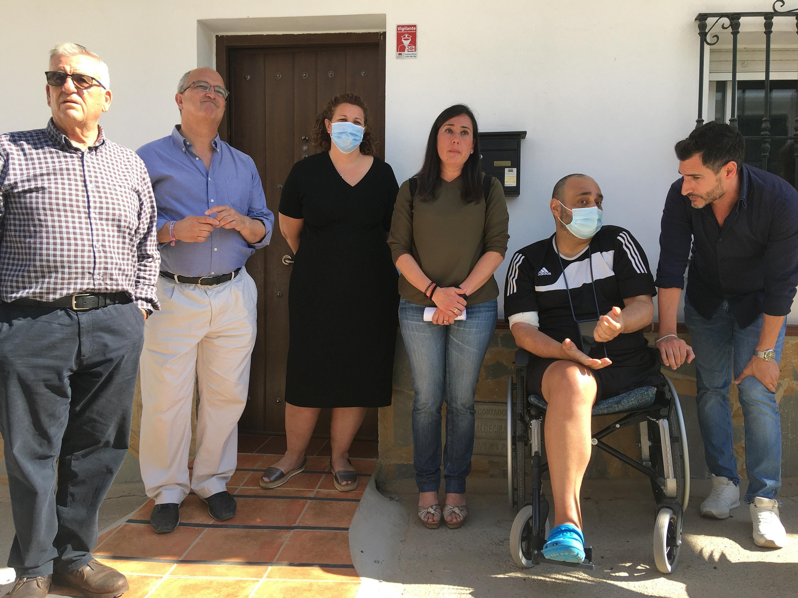 Rocío Arrabal con Nuria Caballero y su marido, vecinos de La Granja