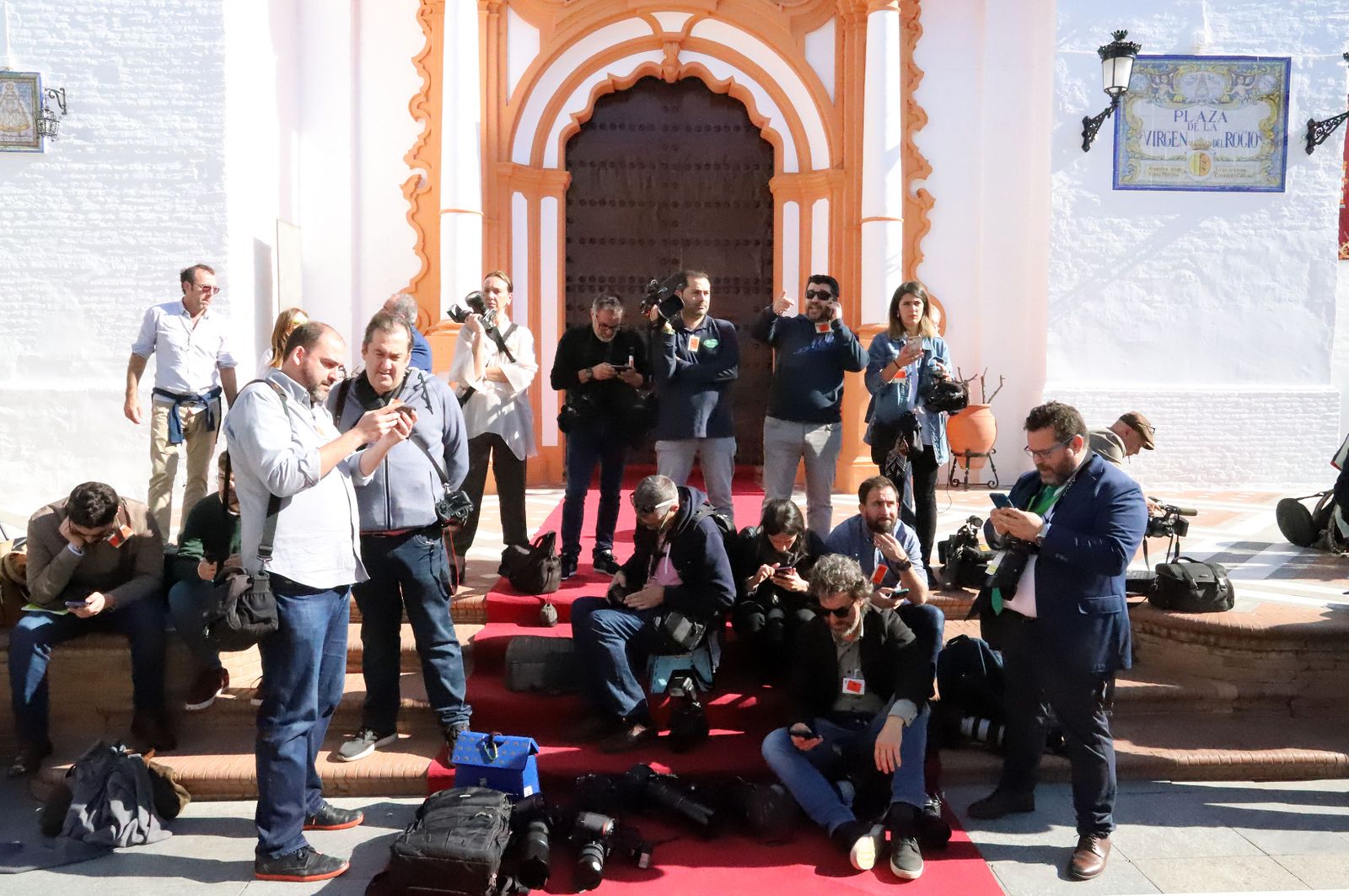 Imágenes de Don Felipe y Doña Letizia arropados por el cariño de los almonteños