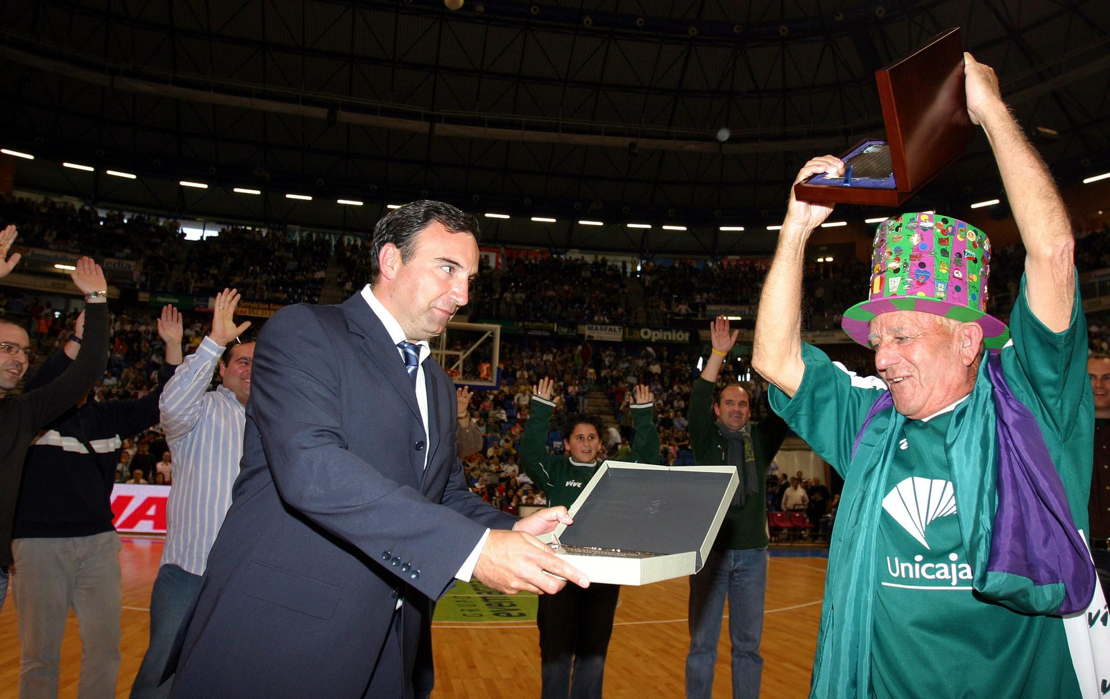Miguel Robles recibe un reconocimiento de José Carlos Gaspar.