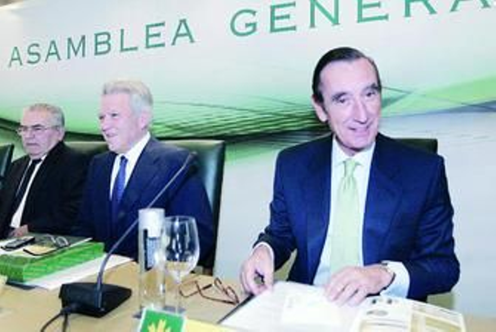 El presidente de la Caja Rural, Manuel Enríquez, durante la última asamblea general de la entidad. El presidente de la Caja Rural, Manuel Enríquez, durante la última asamblea general de la entidad.