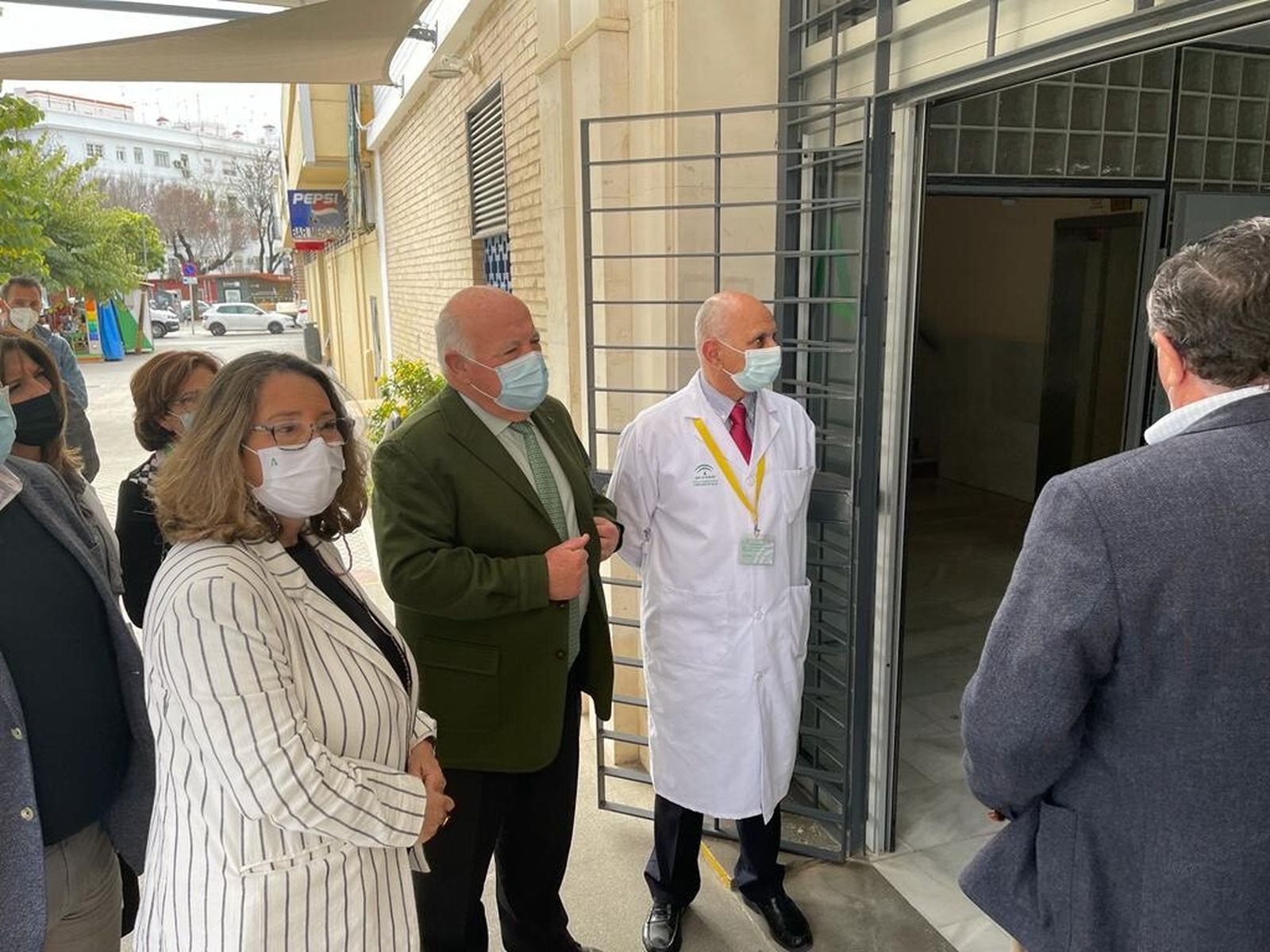 El consejero de Salud, Jesús Aguirre, durante su visita al centro de salud.