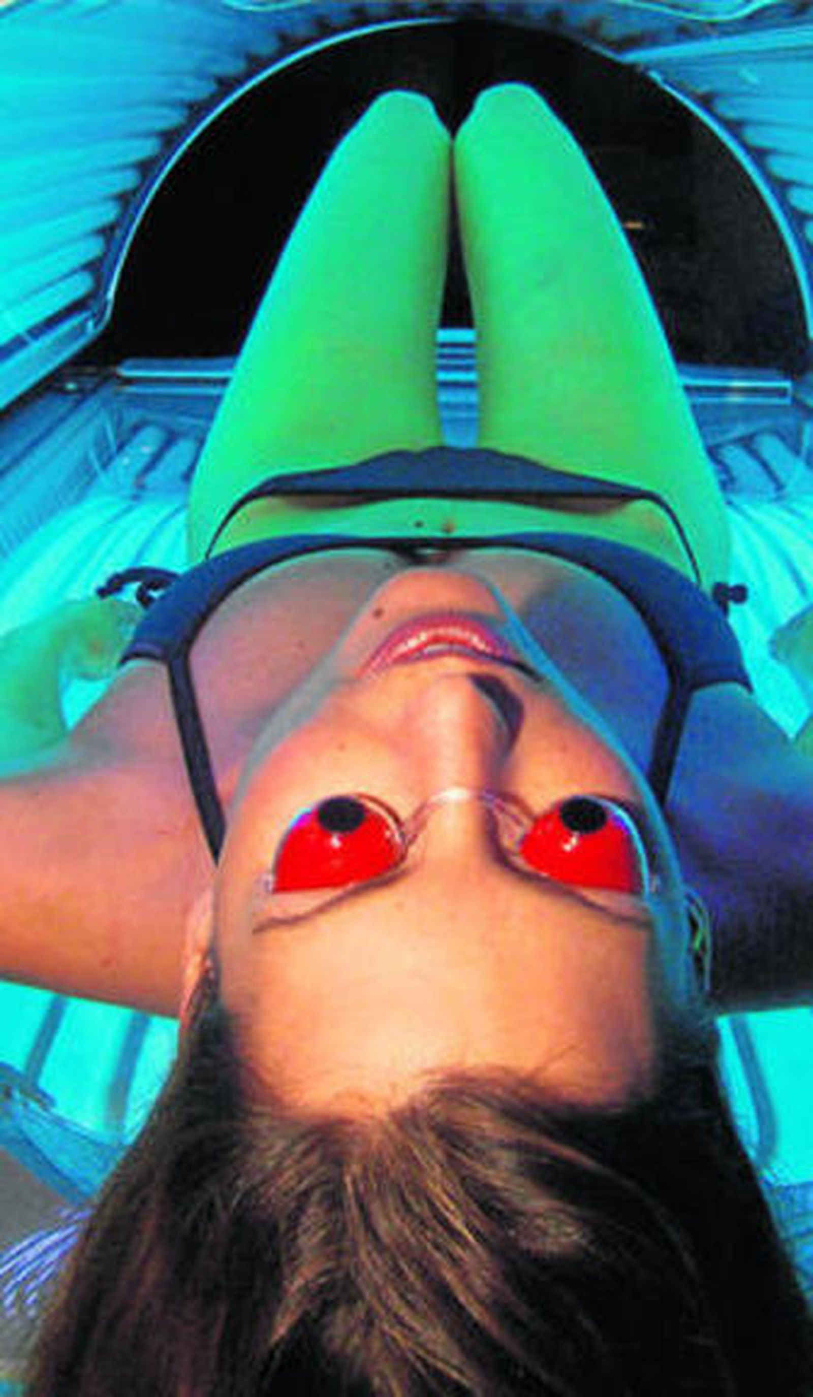 Una de las clientas que disfruta de los rayos uva.