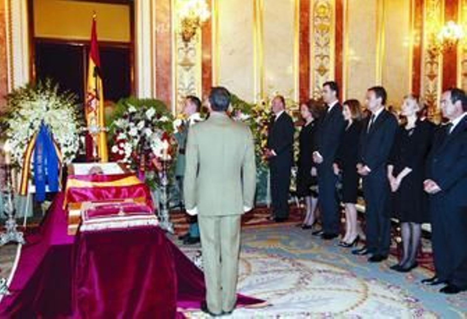 Los Reyes, los Príncipes de Asturias, el presidente y su esposa, y Bono frente al féretro con los restos mortales de Calvo Sotelo, ayer en el Congreso.