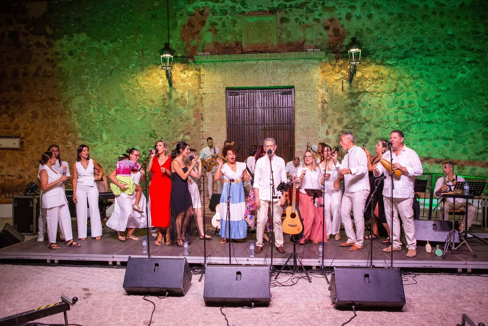 El Grupo Nuevos Aires subieron a todos los partícipes en el festival, Lydia Moreno, Vocal Vidas y Kanarii en la fiesta final.