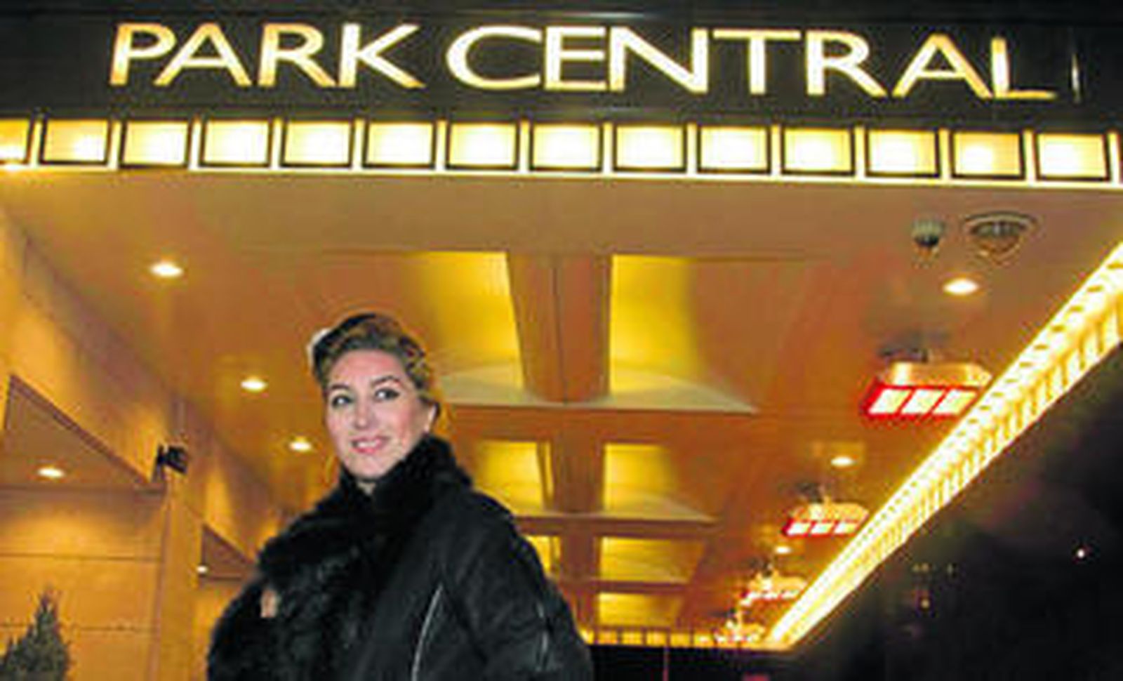 Estrella Morente, fotografiada en la puerta del Park Central Hotel, frente al Carnegie Hall donde ayer actuó la granadina.