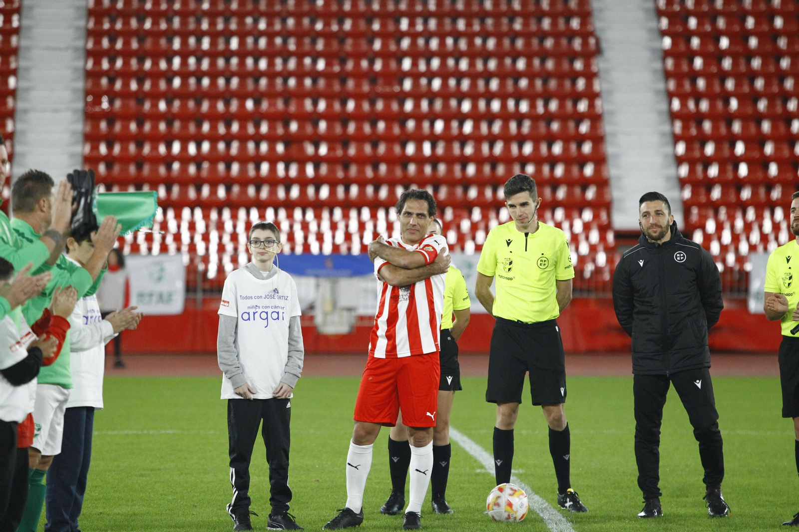 Imágenes del partido homenaje al 'eterno' capitán de la U.D. Almería, José Ortiz