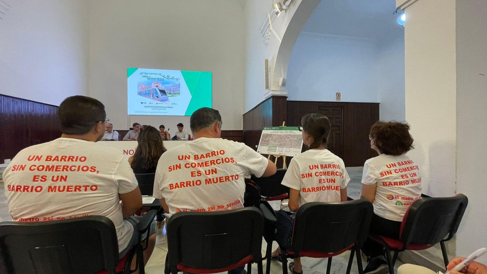 Un momento de la reunión entre las administraciones y los comerciantes de la Macarena