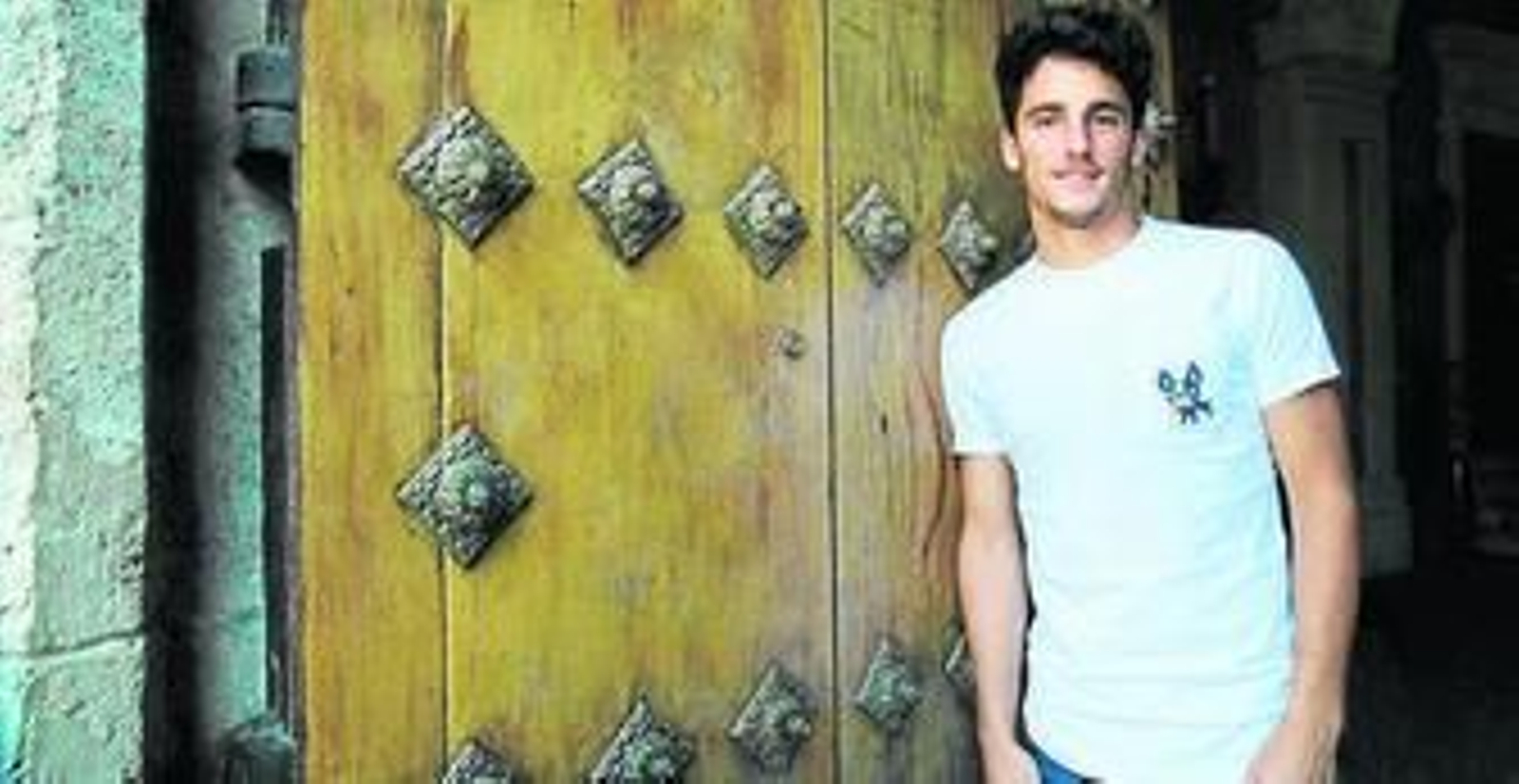 Juan Carlos saluda a Miguel Guillén, en presencia de Rafael Gordillo y Ángel.