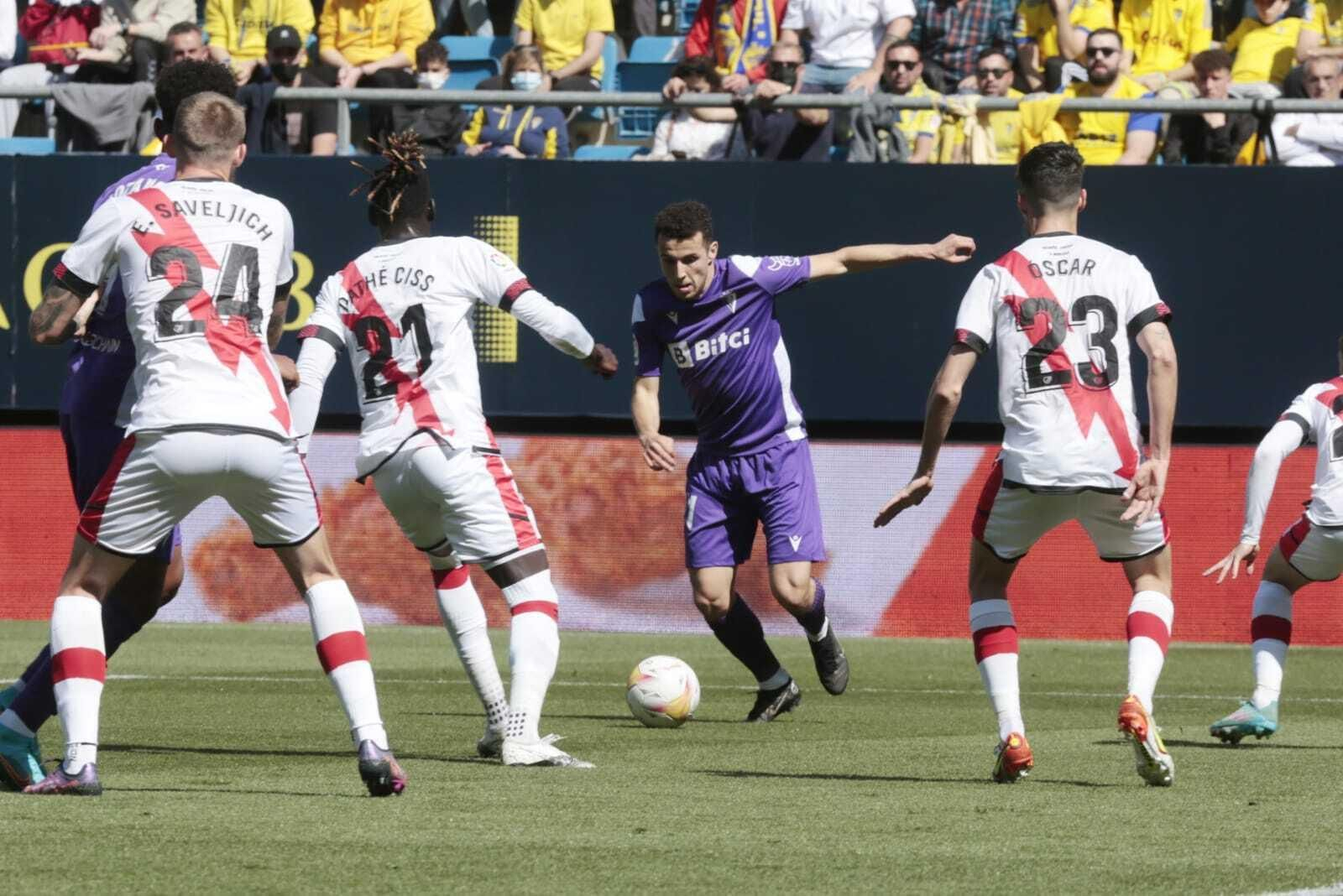 Idrissi rodeado de jugadores del Rayo Vallecano