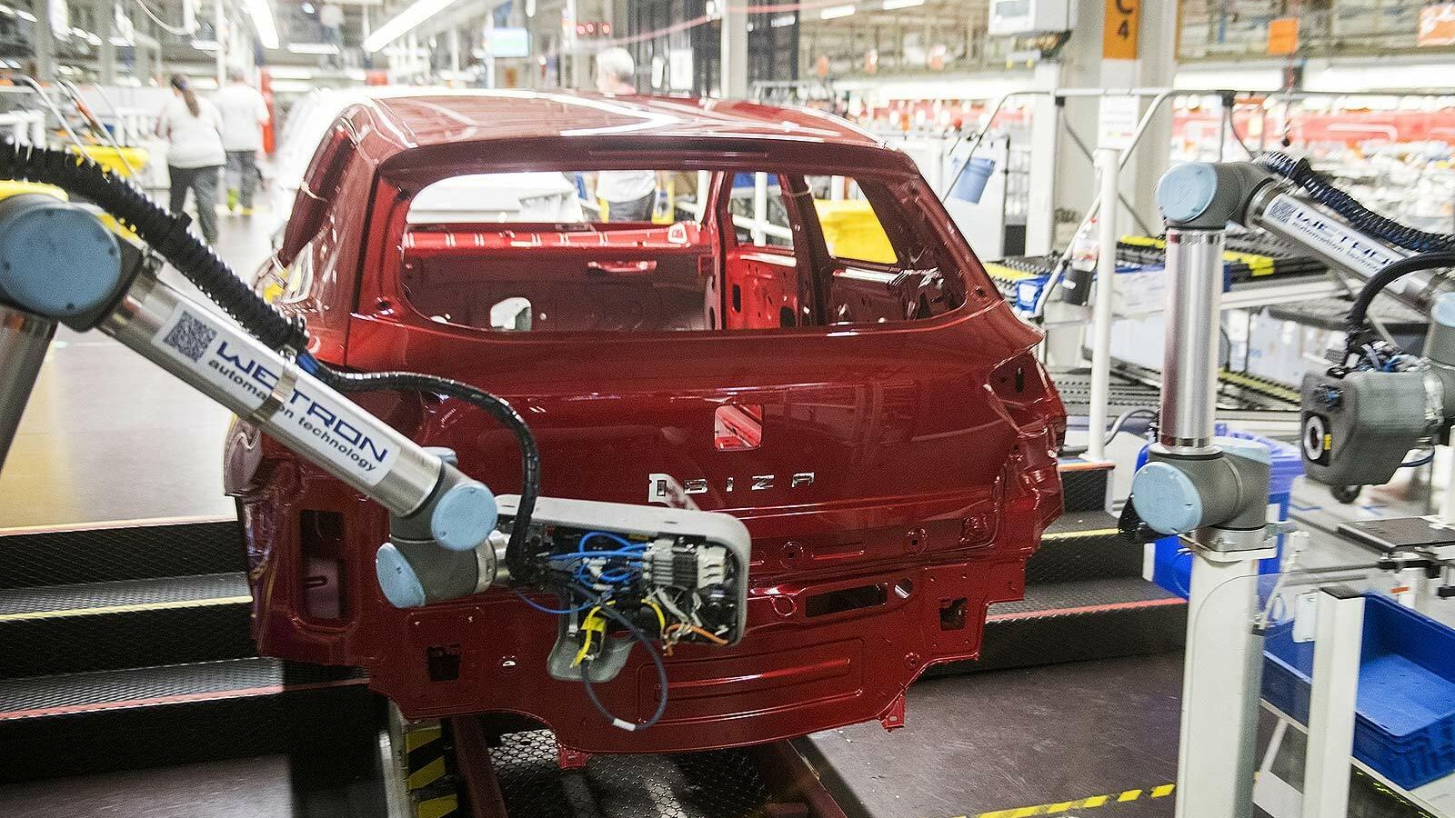 Los robots trabajan junto con las personas en la planta de Seat.