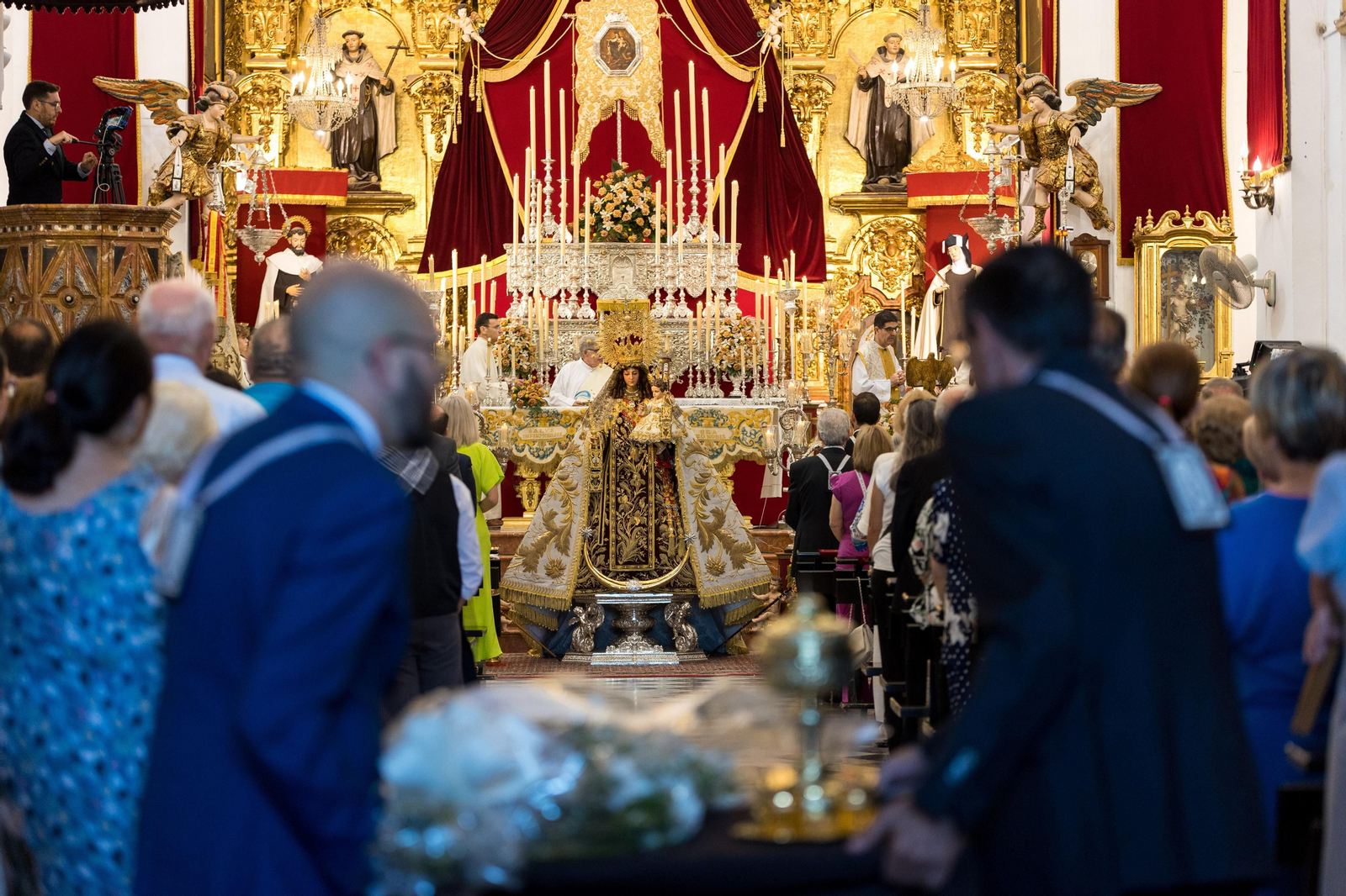 Las imágenes de la función y el besamanos a la Virgen del Carmen en San Fernando