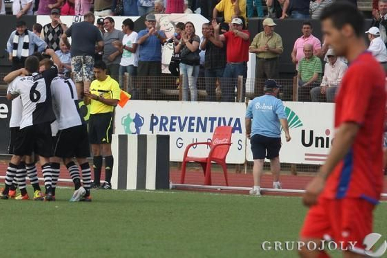 La Balona certifica su segunda posición tras el 2-0 para los blanquinegros.

Foto: Paco Guerrero
