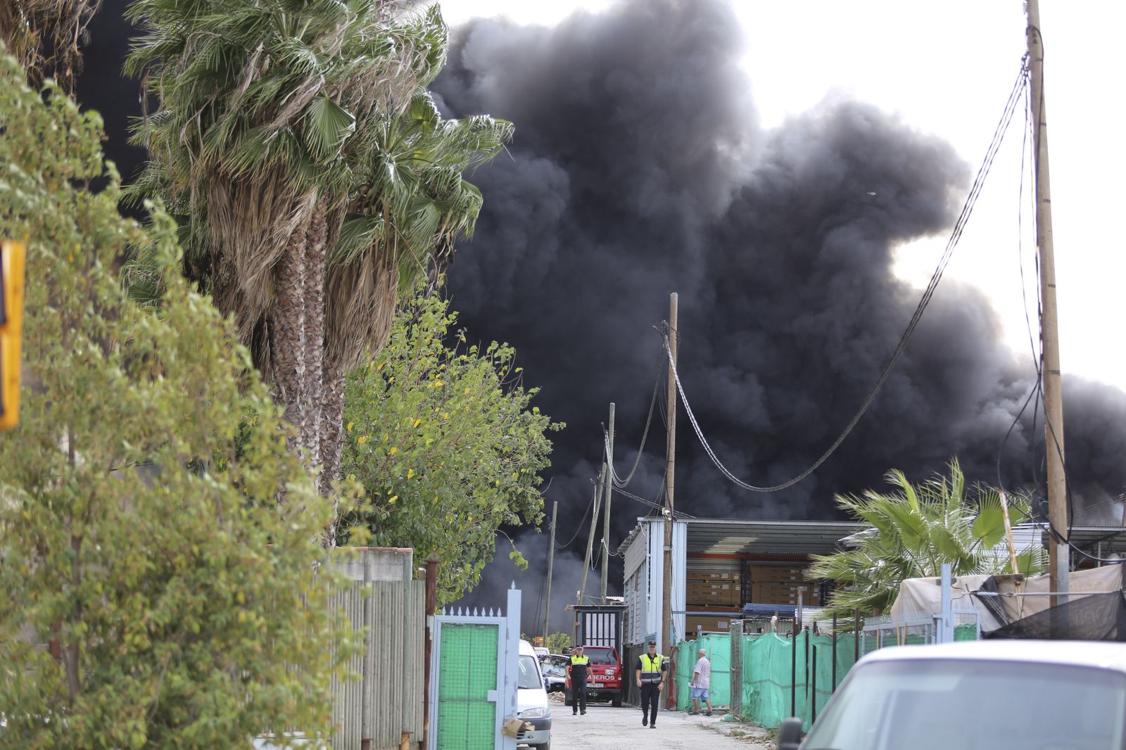 Fotos del incendio de varios vehículos en un aparcamiento de caravanas del polígono Guadalhorce